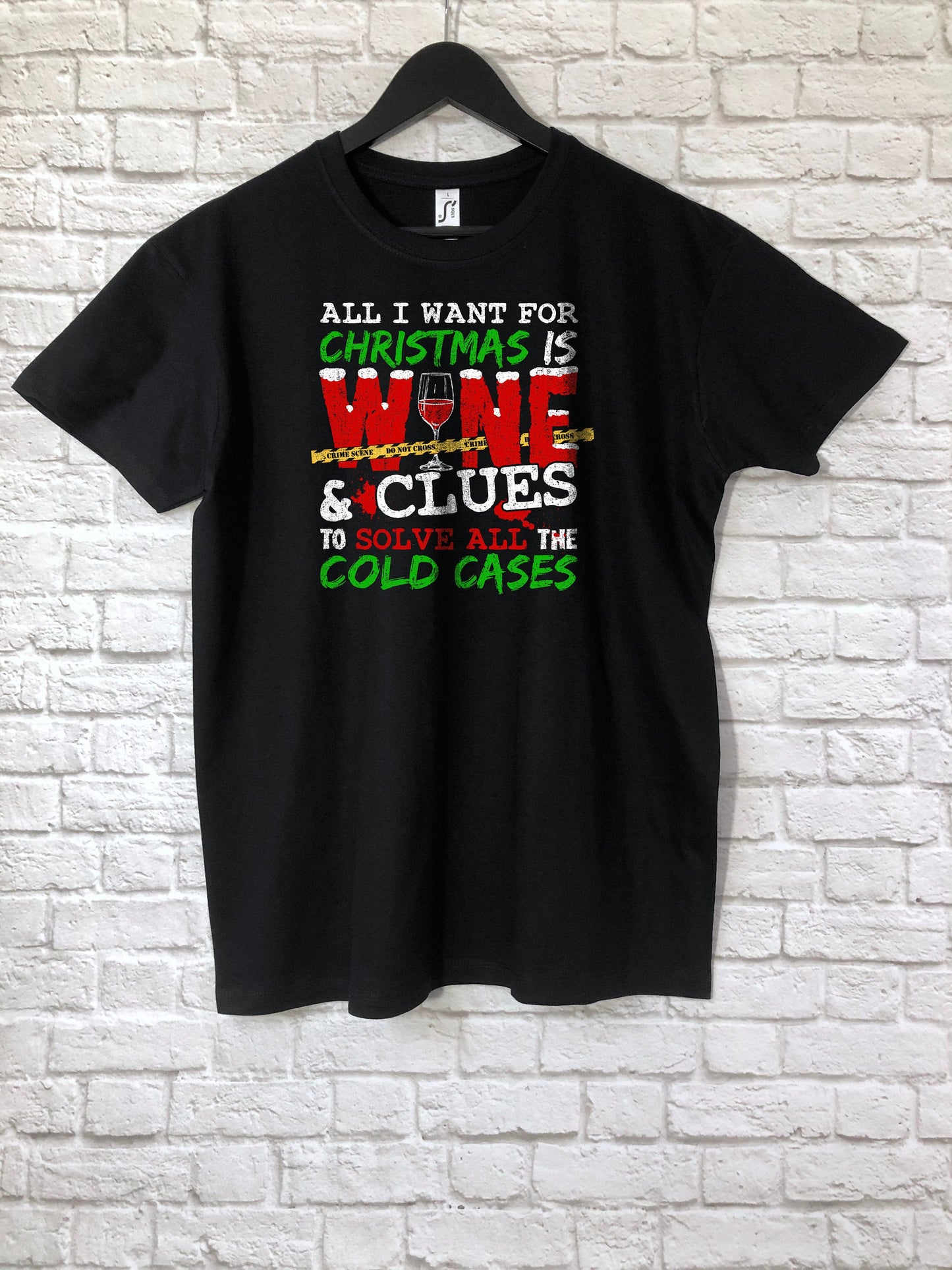 Funny Christmas Shirt, True Crime, Cold Cases & Red Wine Fan Gift T-Shirt